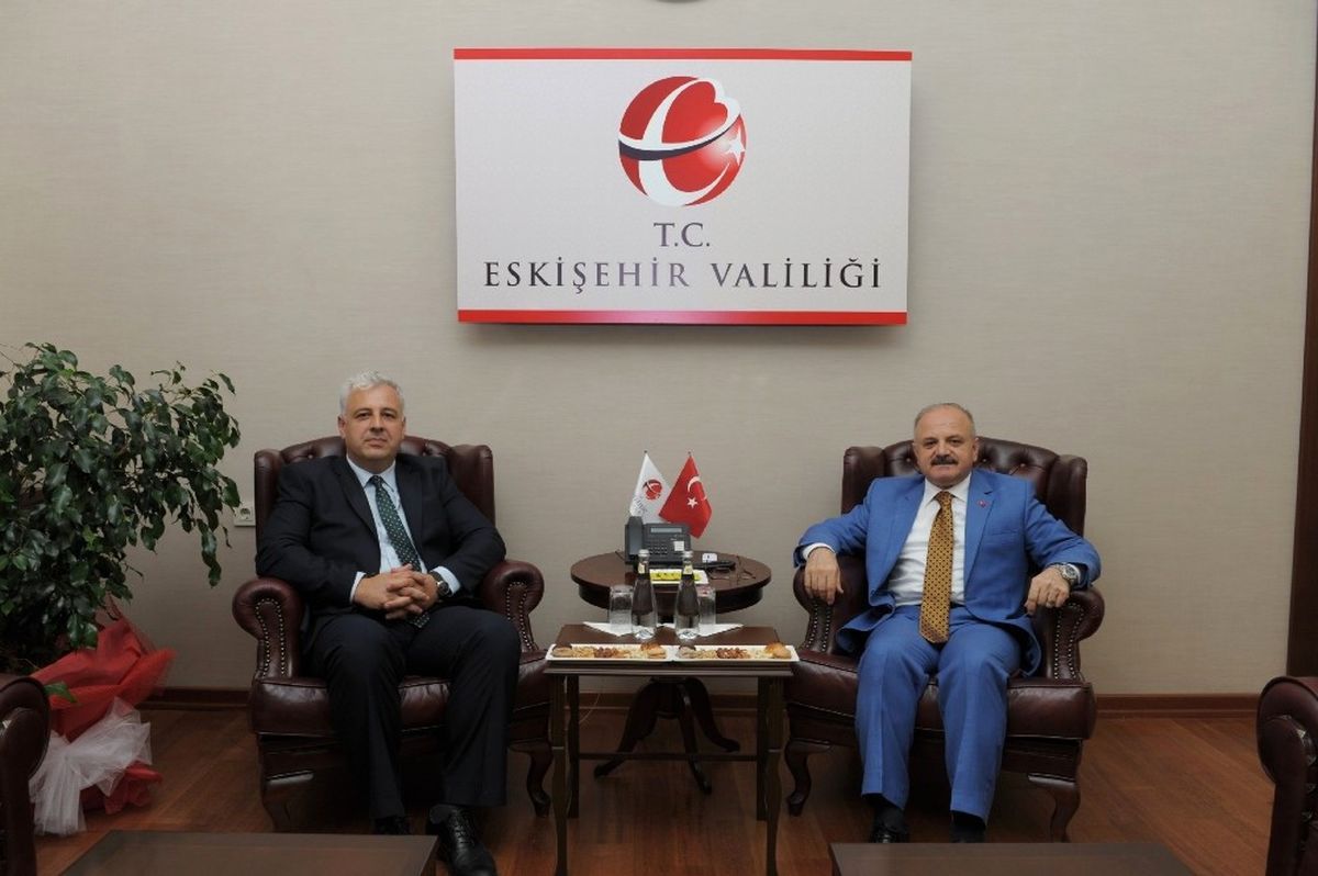 Vali Çakacak, Müsteşar Yardımcısı Arat\'ı Makamında Kabul Etti
