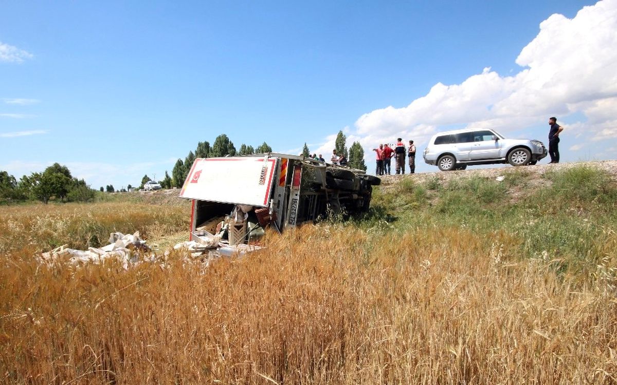Yemek Kamyoneti Tarlaya Devrildi: 1 Ölü, 4 Yaralı