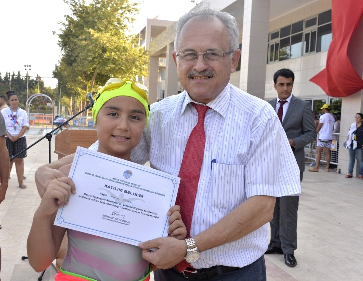 Yüzme Kursunda Başarılı Olanlara Sertifika Verildi