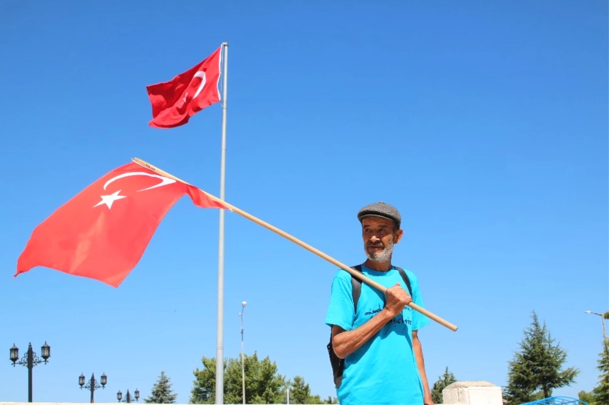 63 Yaşındaki Adam Elinde Türk Bayrağıyla Ankara\'ya Yürüyor