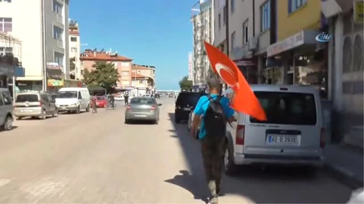 63 Yaşındaki Adam Türk Bayrağıyla Ankara\'ya Yürüyor