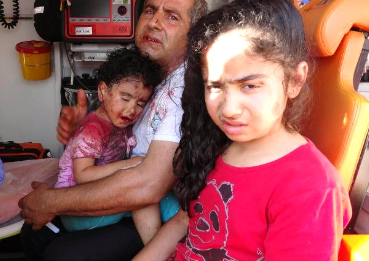Adana\'da Trafik Kazası: Yaralı Çocuklar Yola Savruldu