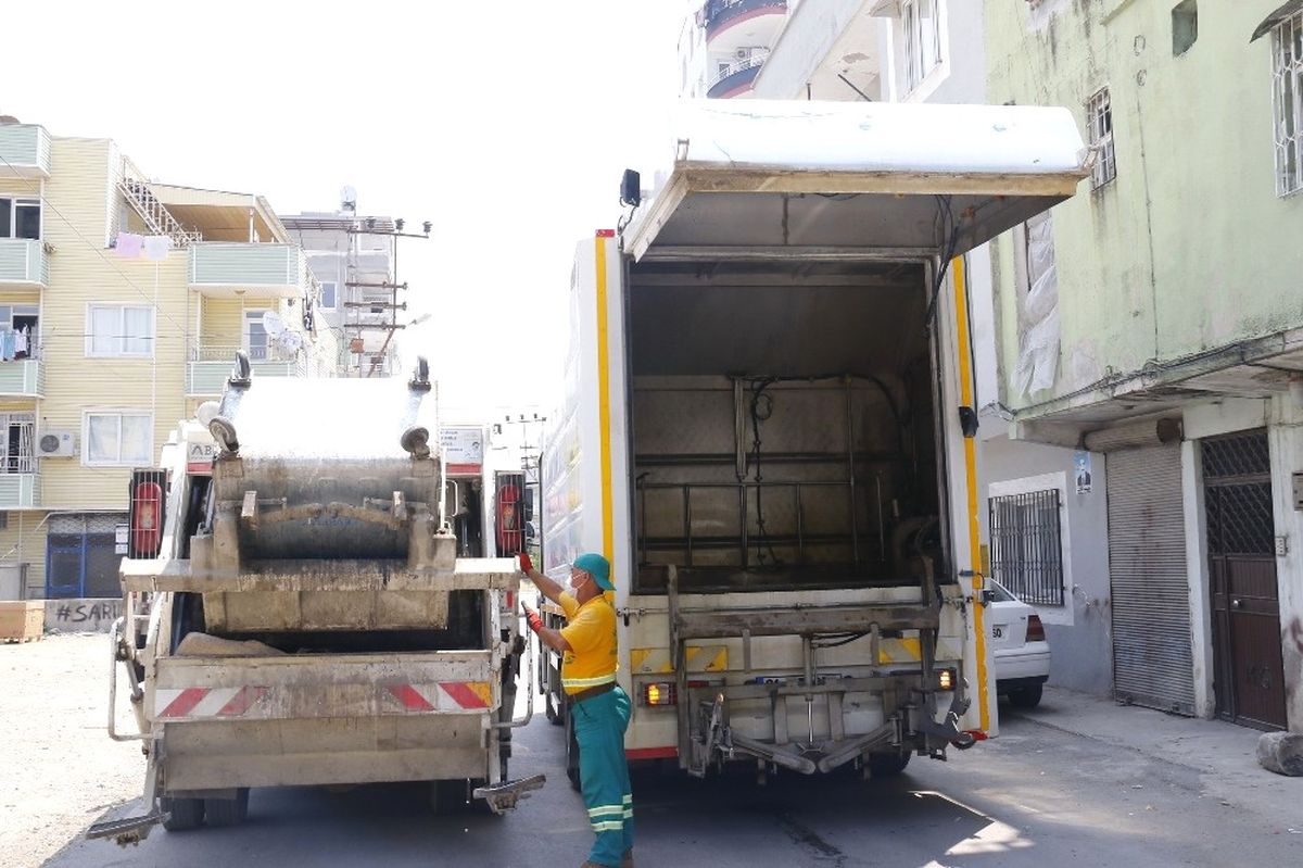 Akdeniz\'de Çöp Konteynerleri Yıkanıyor
