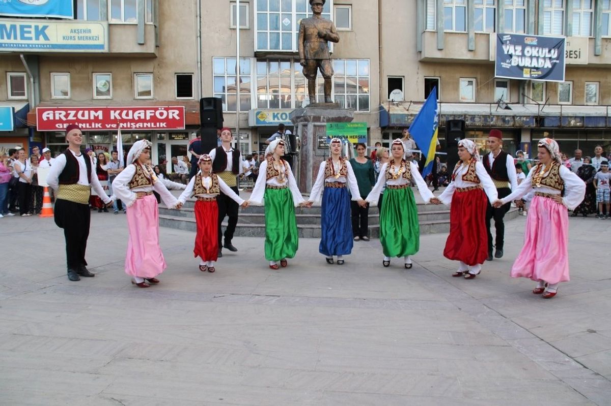 Akşehir Nasreddin Şenliklerinde Yerli ve Yabancı Dans Grupları Danslarını Sergiledi