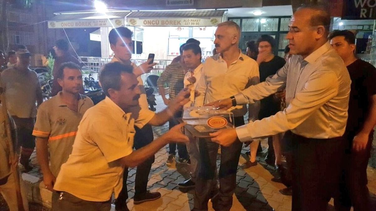 Asfalt İşçilerinin Gece Mesaisinde Dondurma İkramı