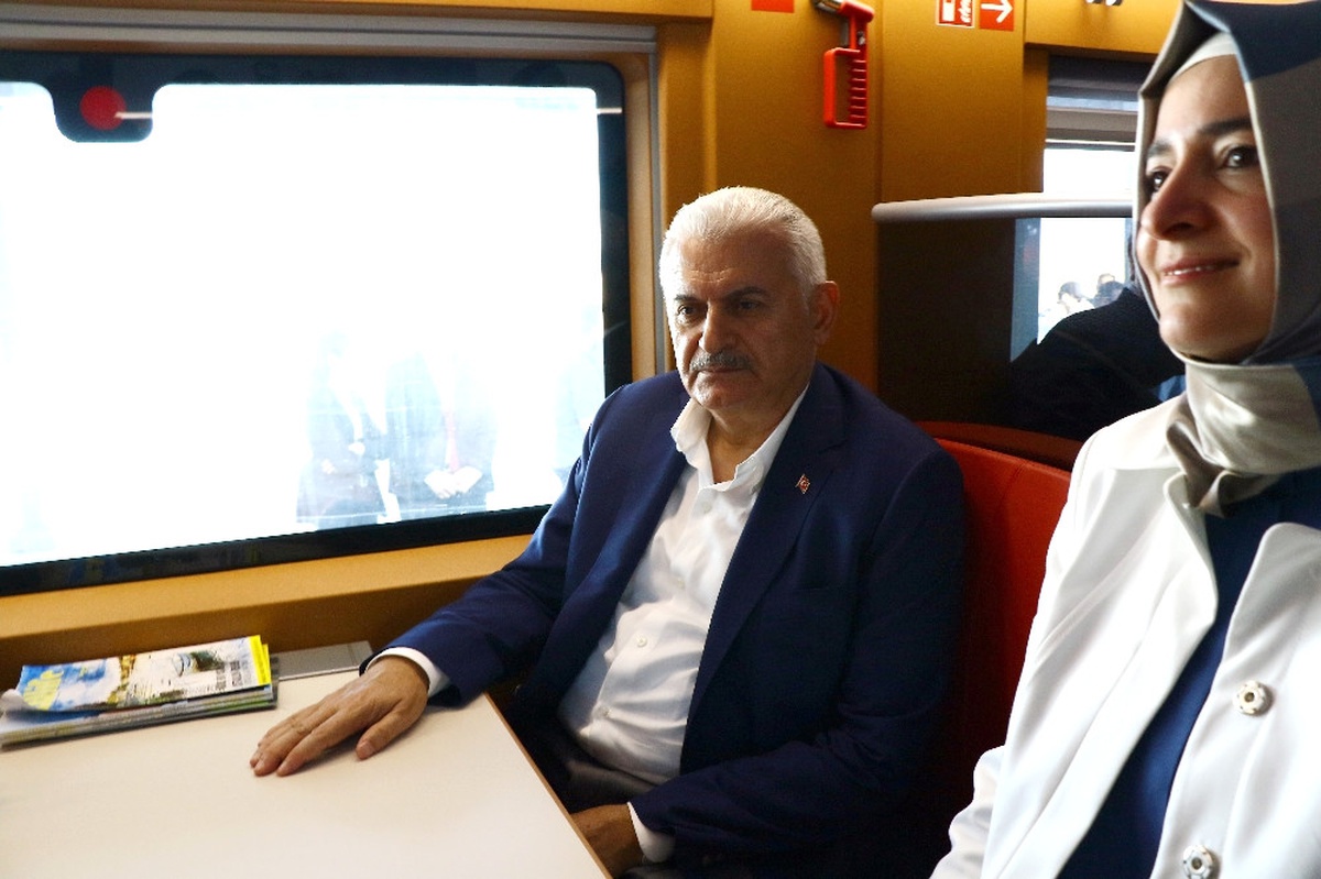 Başbakan Yıldırım Yüksek Hızlı Trenle Seyahat Etti