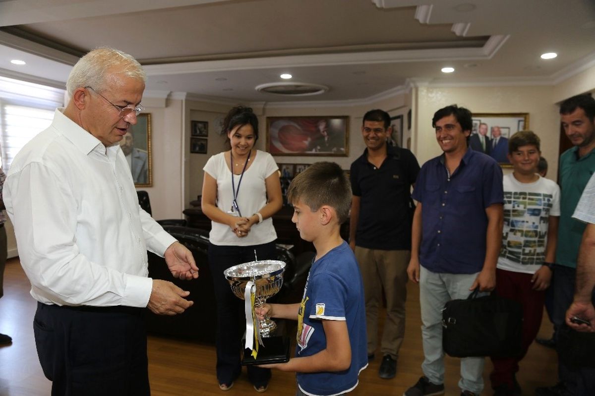Başkan Görmez\'e Çok Özel Kupa