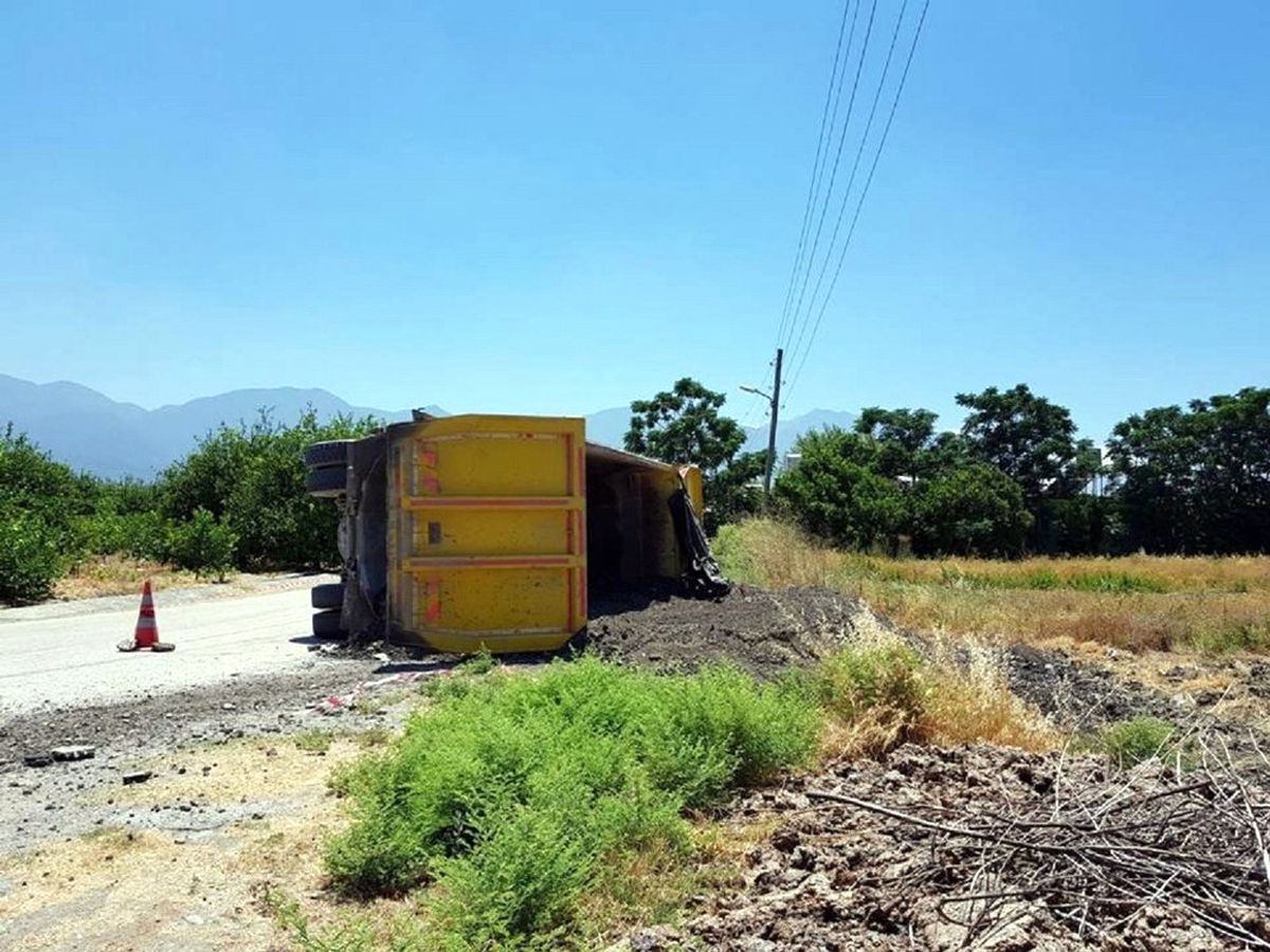 Belediyenin Hafriyat Kamyonu Devrildi: 2 Yaralı