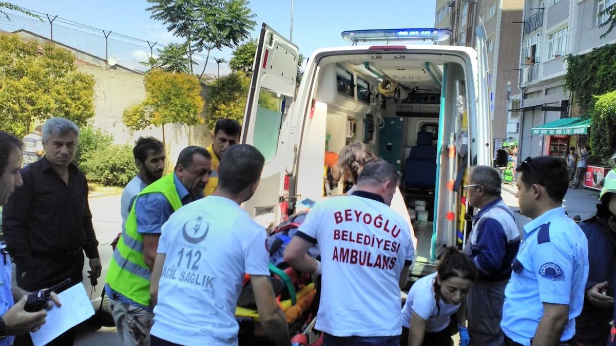 Beyoğlu\'nda İnşaatı Süren Bir Otelde Merdivenden Düşen İşçi Ağır Yaralandı