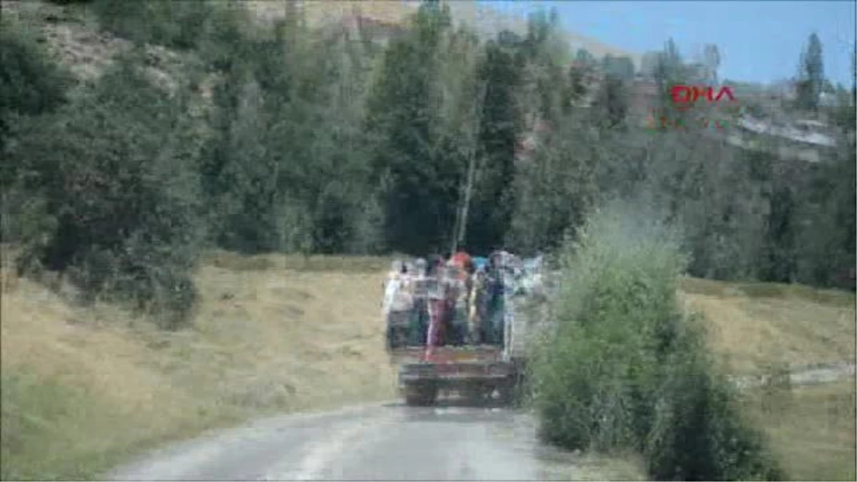 Bitlis Köylülerin Kamyonet Kasasında Tehlikeli Yolculuğu