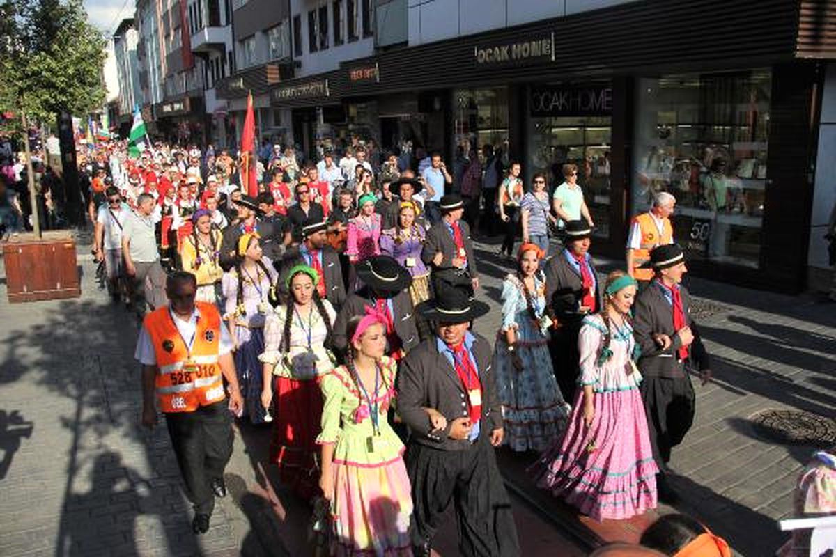 Bursa\'da Uluslararası Altın Karagöz Halk Dansları Yarışması, Kortej Yürüyüşü ile Başladı