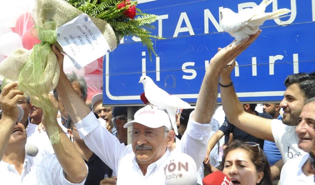 CHP Lideri Kılıçdaroğlu\'nun Kafasına Güvercin Kondu