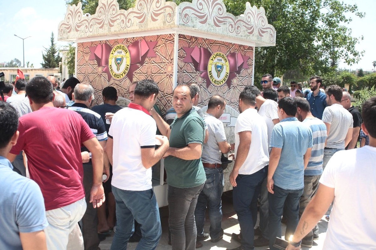 Cuma Namazı Çıkışı Limonatayla Serinlediler