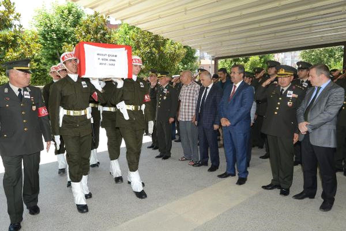 Denizde Boğulan Uzman Onbaşı, Denizli\'de Toprağa Verildi