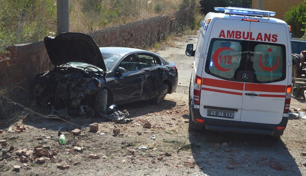 Direksiyon Hakimiyetini Kaybetti Galericiler Sitesine Düştü: 3 Yaralı
