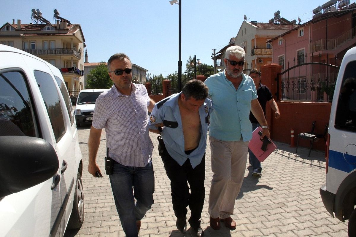 Dolandırıcı Sahte Polisi, Gerçek Polisler Yakaladı