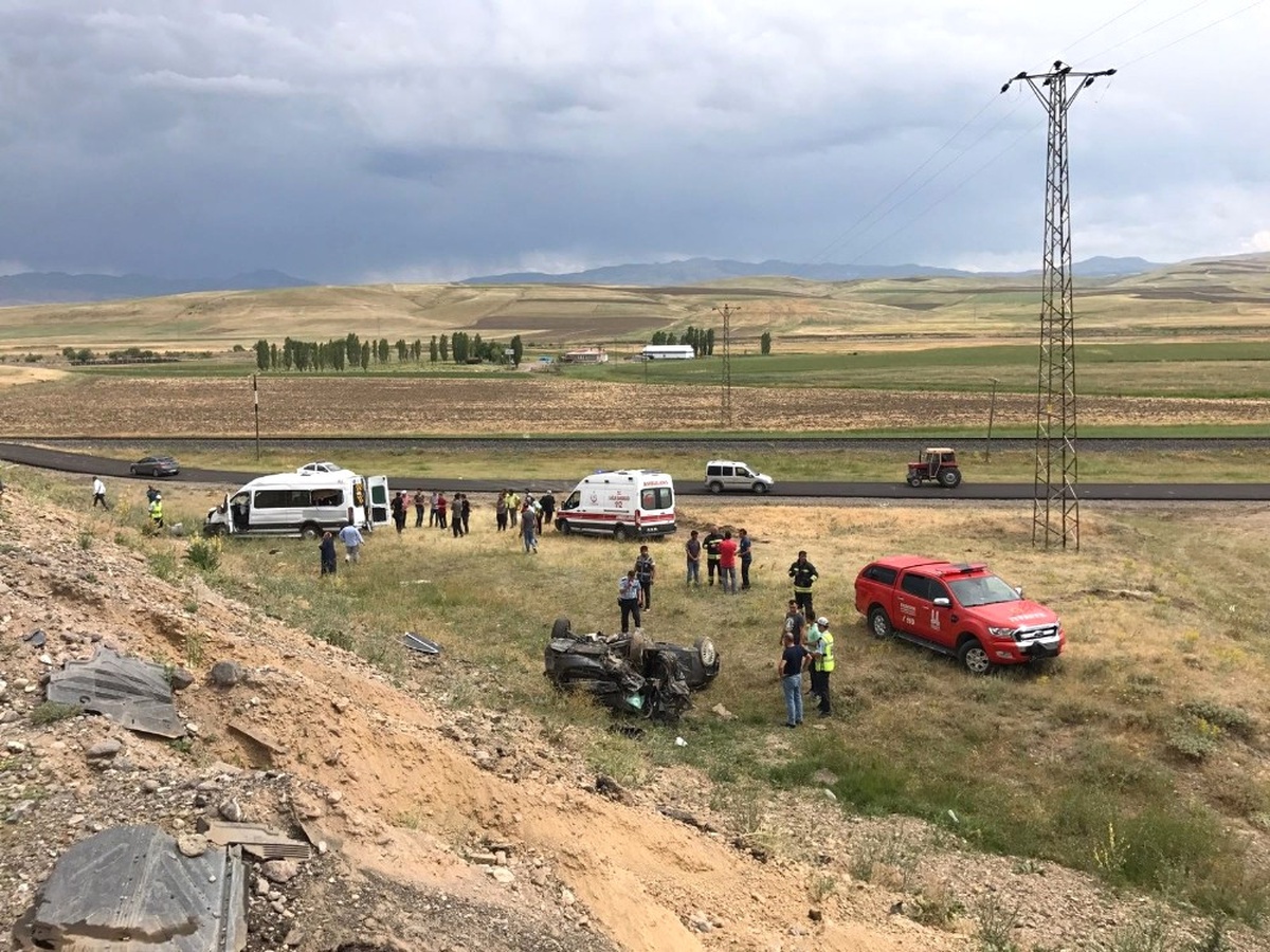 Düğün Yolunda Feci Kaza: 1 Ölü, 10 Yaralı
