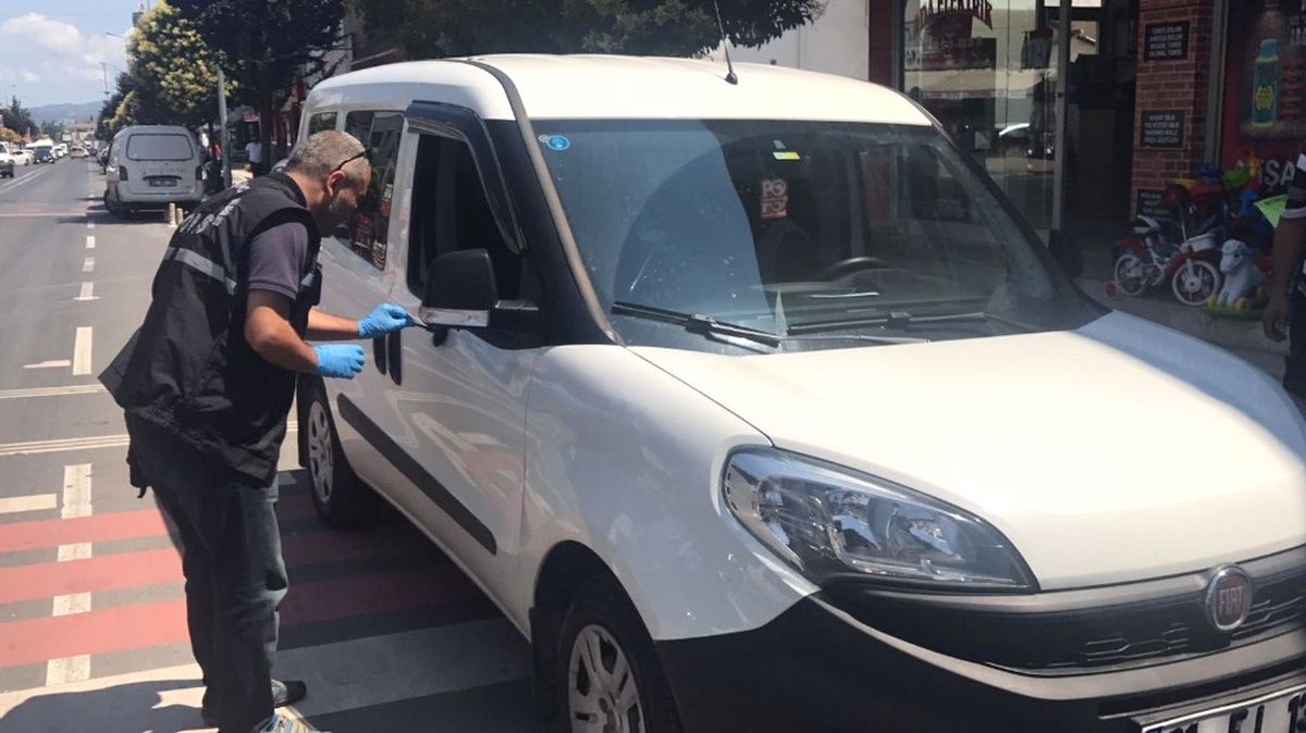 Düzce\'de Araç İçinden Cüzdan Çalan Hırsız Güvenlik Kamerasına Yakalandı