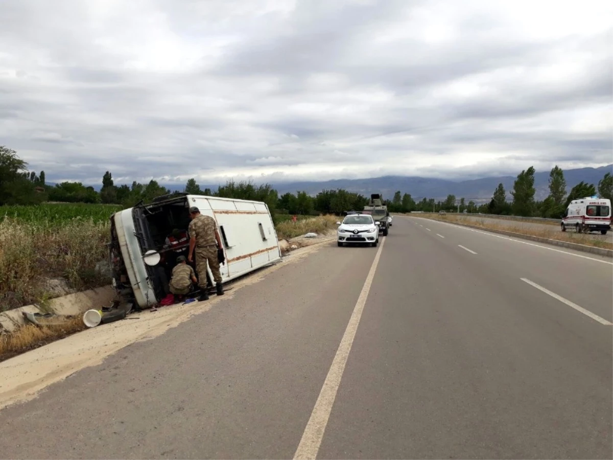 Erzincan\'da İşçi Minibüsü Devrildi: 19 Yaralı