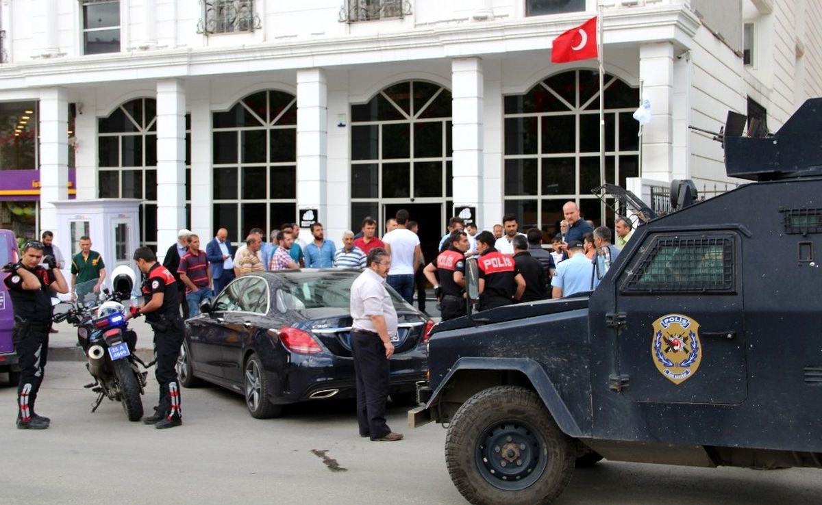 Erzurum\'da Silahlı Kavga: 1\'i Polis 4 Yaralı
