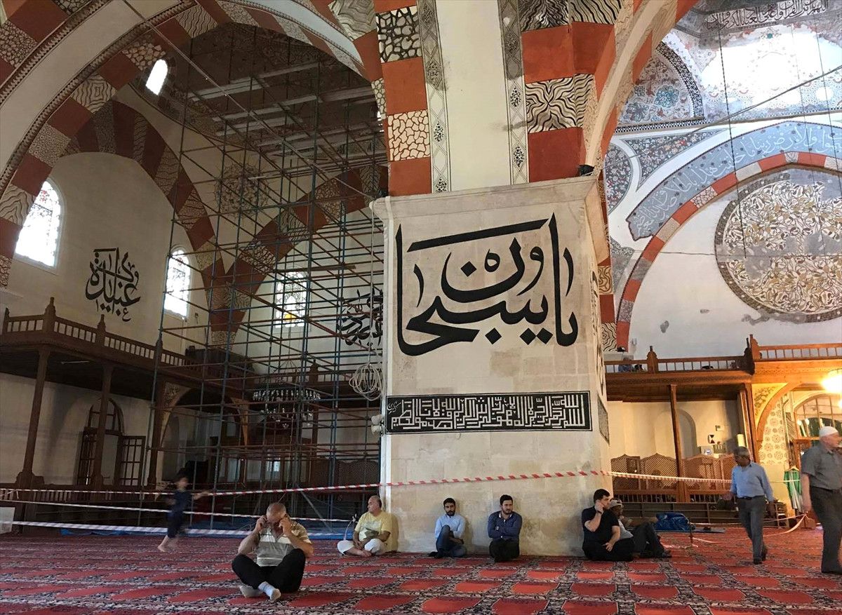 Eski Cami\'nin Avizelerinin Taşıyıcıları Elden Geçiyor