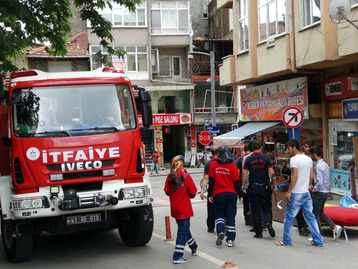 Eşya Taşıyan Genç Asansörde Mahsur Kaldı