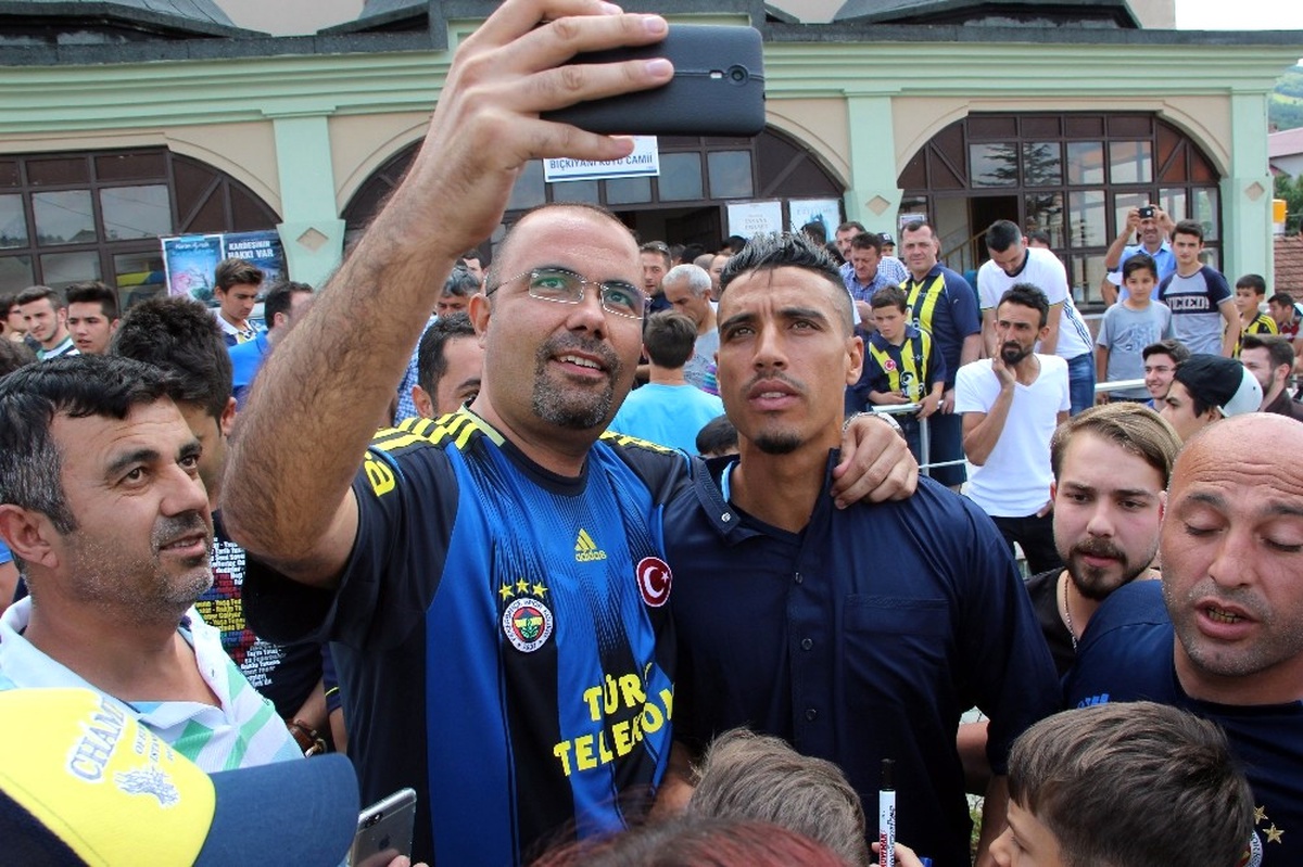 Fenerbahçeli Futbolculara Cuma Namazı\'nda Yoğun İlgi