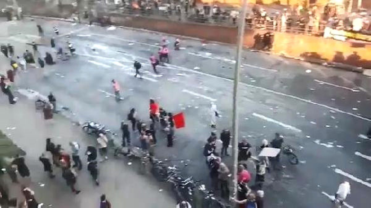 G20 Protestosuna Polis Müdahale Ederken, Teyzeler Yaprak Sardı