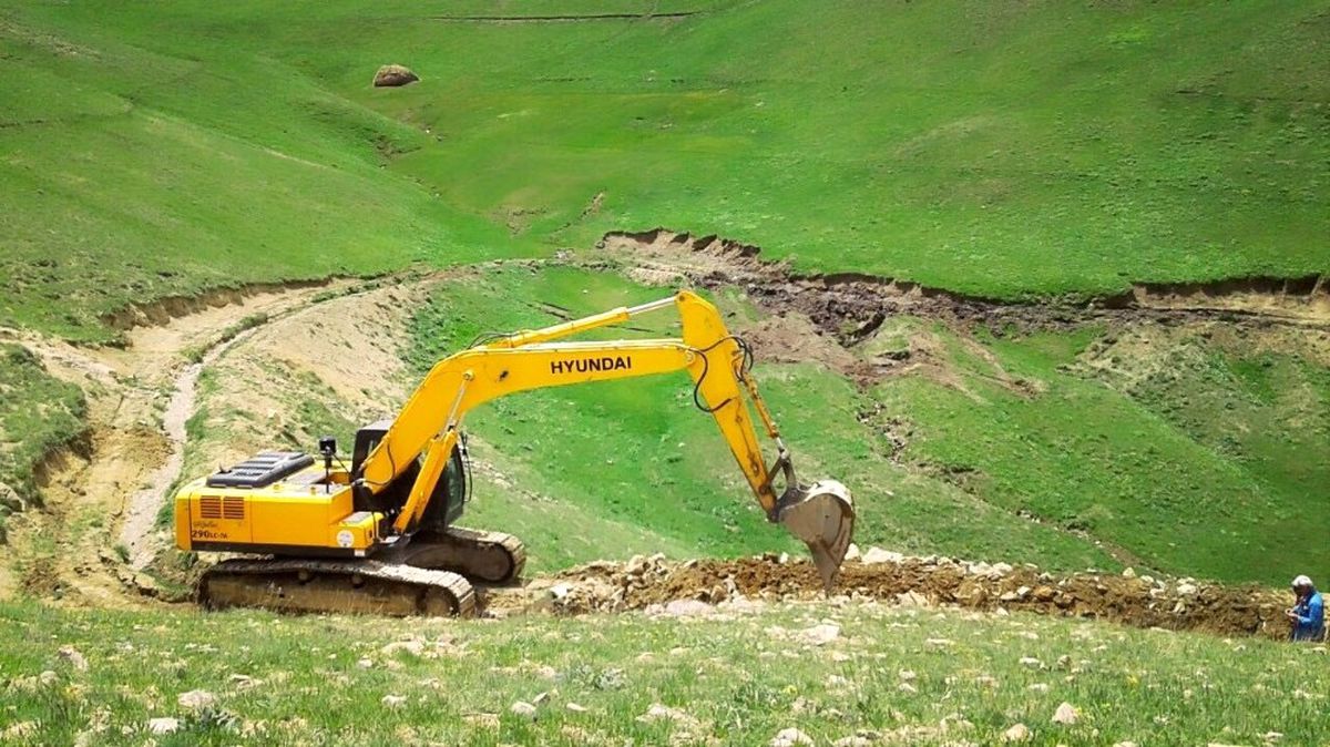 Gürpınar\'da Tarım Arazilerini Sulama Çalışması