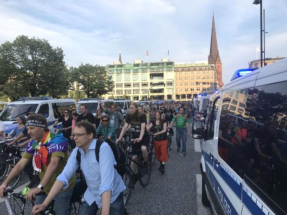 Hamburg\'da Bu Kez de Bisikletli Protesto