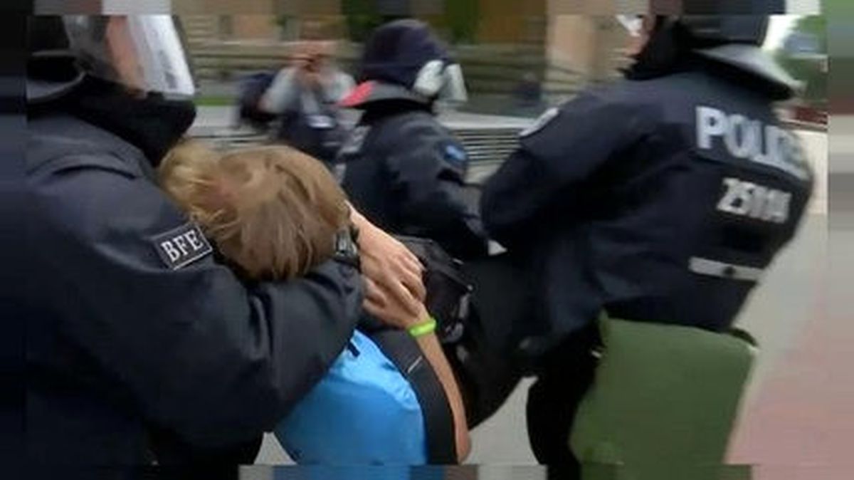 Hamburg\'da G-20 Protestoları Şiddetleniyor: 30 Gözaltı