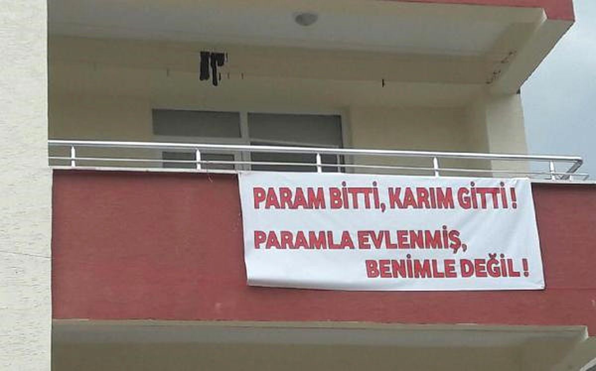 İhraç Edilen Polis Memurundan Kendisini Terk Eden Eşine Pankartlı Sitem