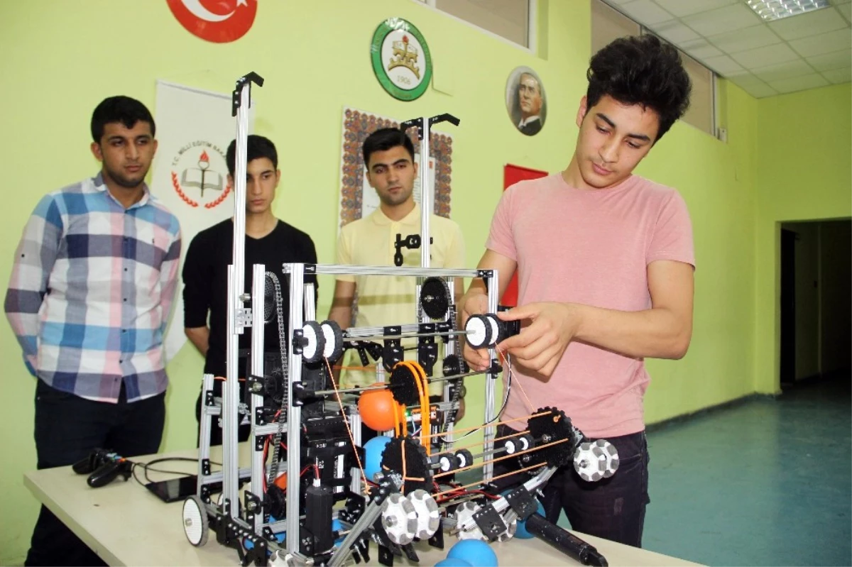İki Ayda Yaptıkları Robotla Türkiye\'yi Temsil Edecekler