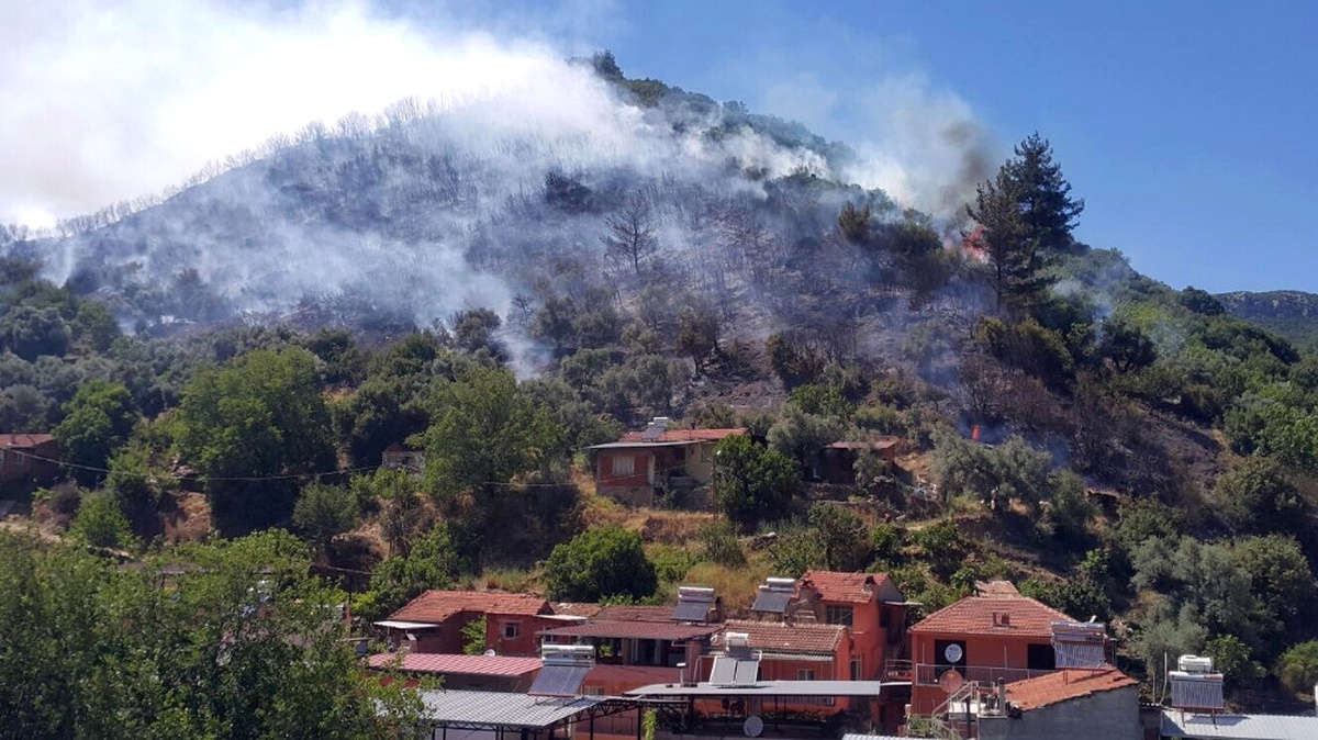 Izmir\'de Korkutan Yangın Yerleşim Yerlerine Ilerliyor