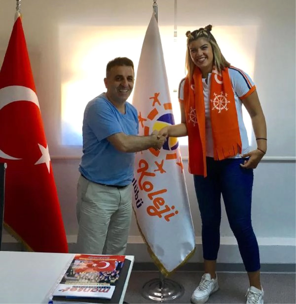İzmir Rota Koleji\'nde Nazlı İmzaladı