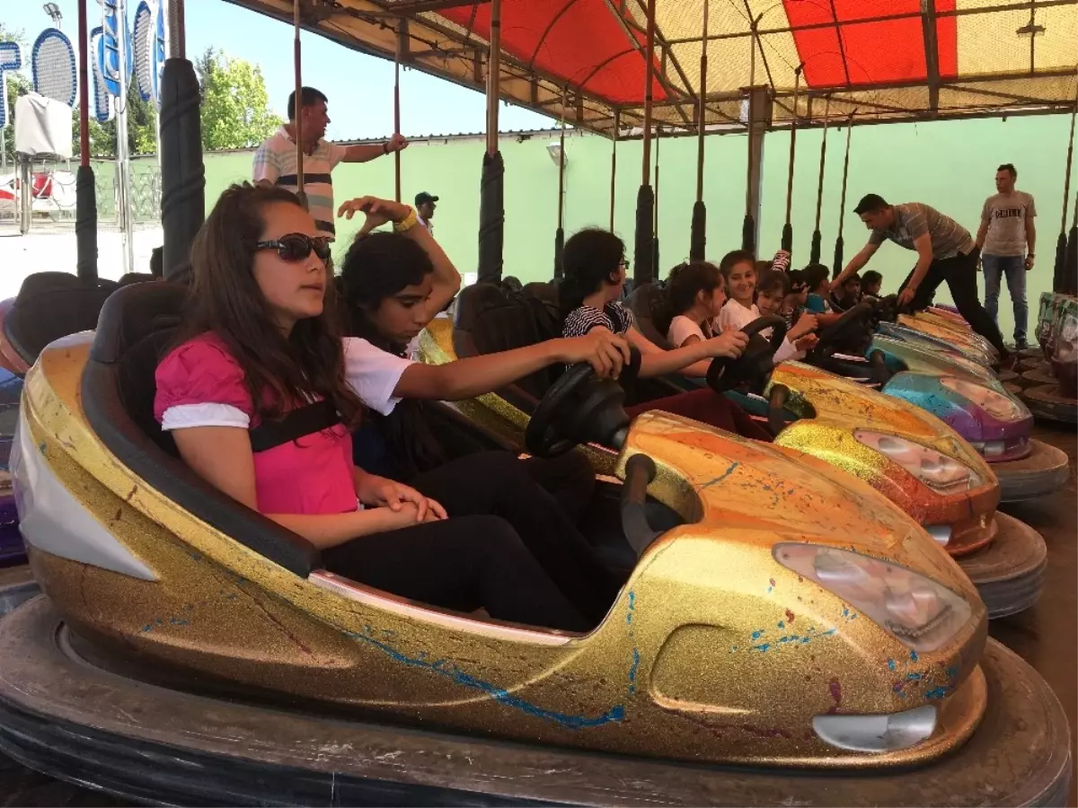 İzmitli Çocuklar Lunaparkta Eğlendi