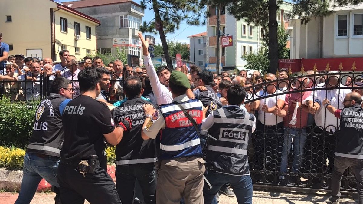 Kaynarca Adliyesi Önünde Gerginlik