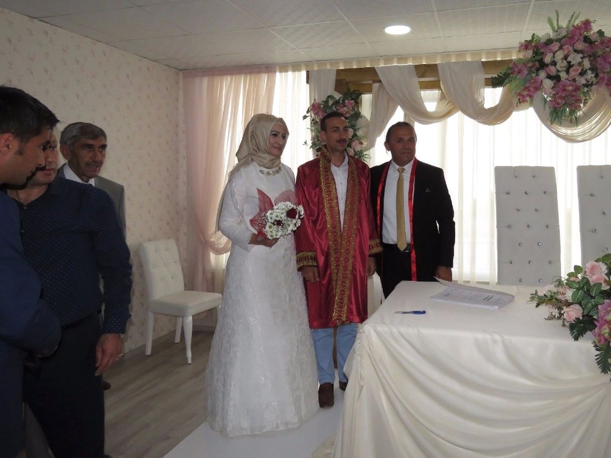 Kayyum, Korumasının Nikahını Kıydı