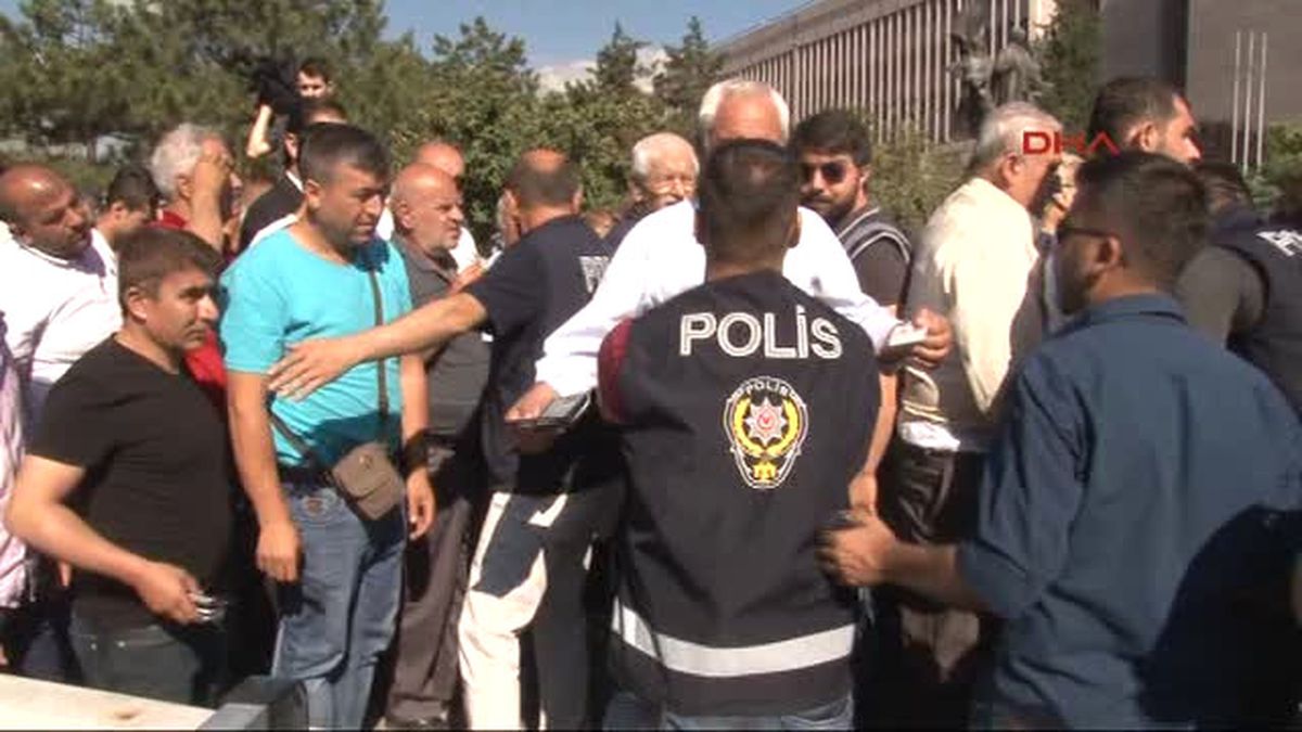 Kelepçe Takılmasını Reddeden Demirtaş, Duruşmaya Katılmadı