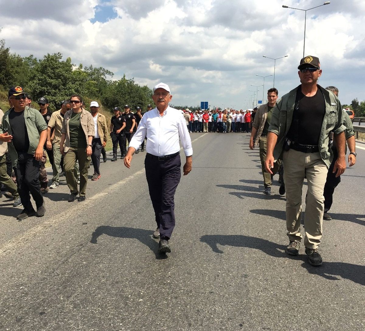 Kılıçdaroğlu\'nun Yürüyüşü Molanın Ardından Devam Ediyor