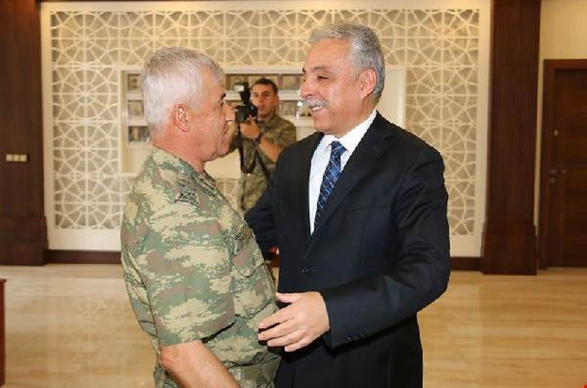 Korgeneral Çetin\'den, Hakkari Valisi Toprak\'a Ziyaret