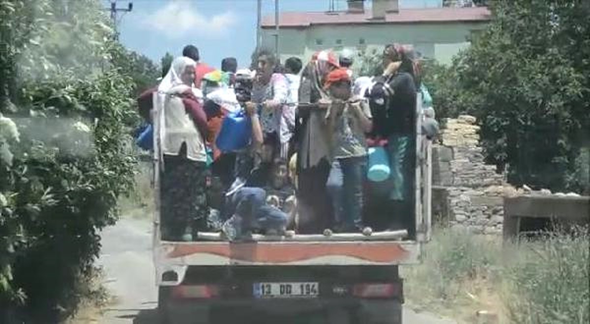 Köylülerin Kamyonet Kasasında Tehlikeli Yolculuğu
