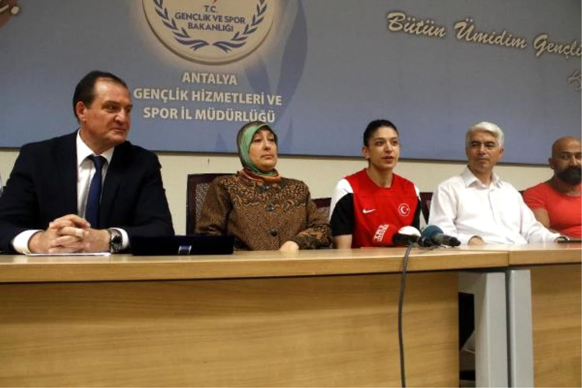 Nur Tatar Askari: İstiklal Marşı\'nı Okutmak Onur Verici