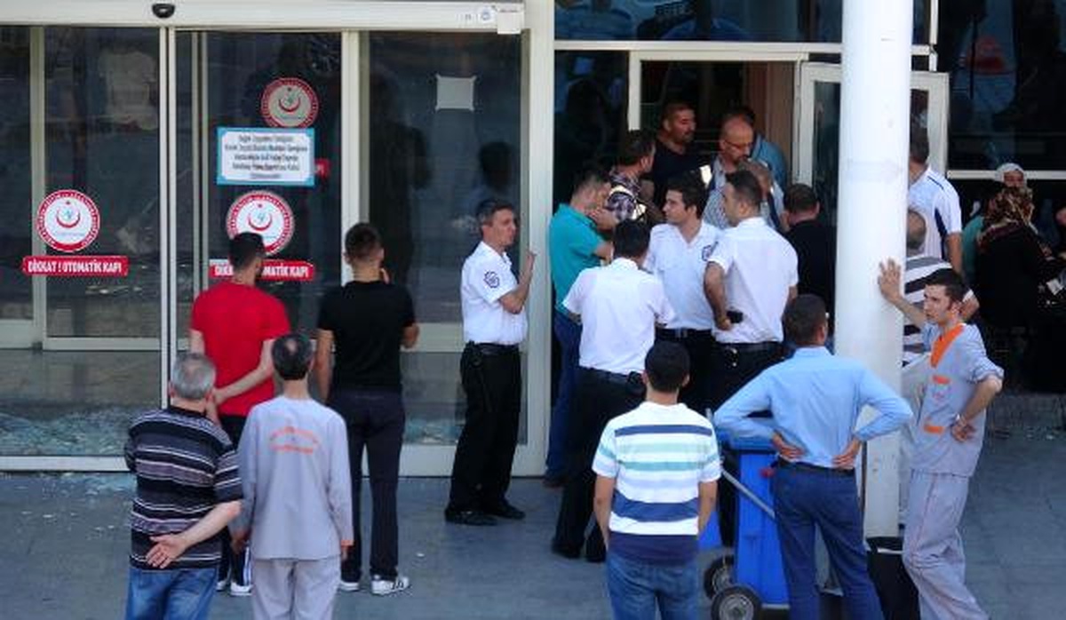 Ölen Hastanın Yakınları Hastanenin Camlarını Kırdı