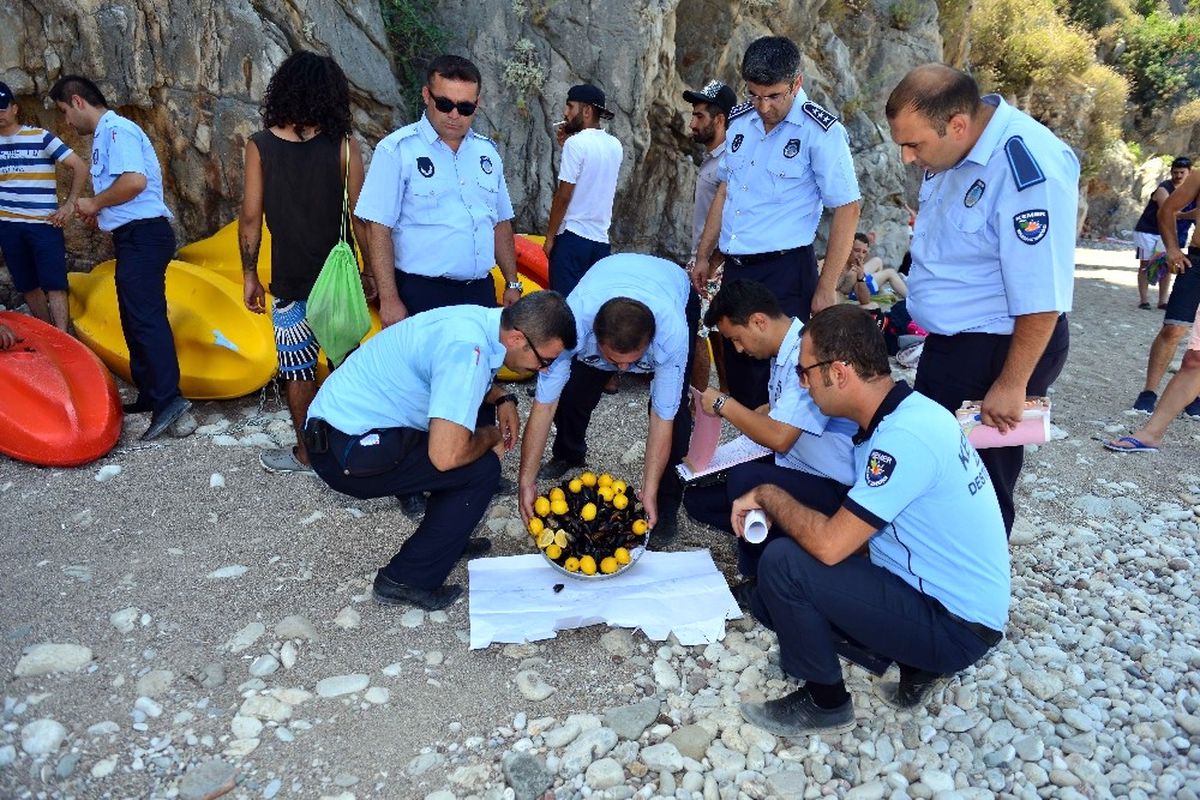 Olimpos ve Çıralıa Sahilinde Seyyar Satıcı Operasyonu