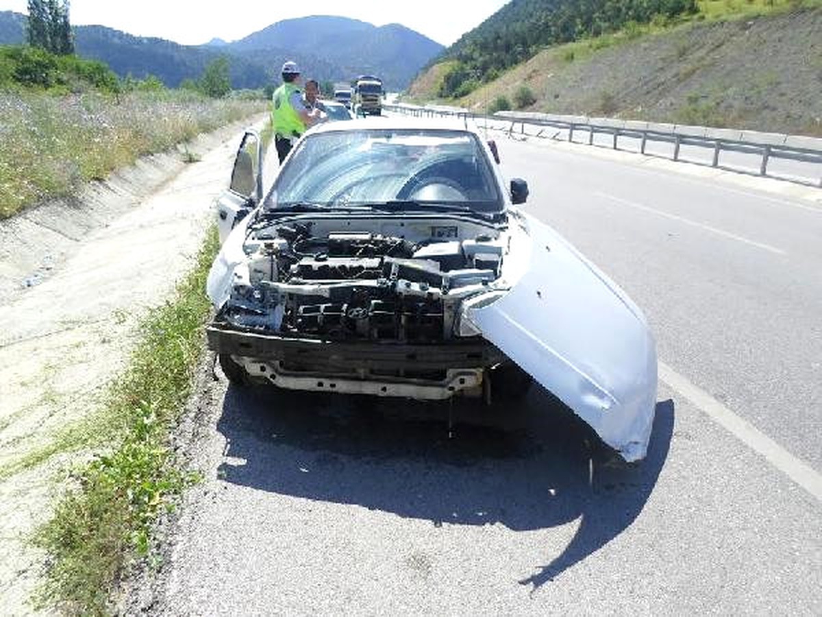 Otomobil Bariyerlere Çarptı: 2\'si Çocuk 4 Yaralı