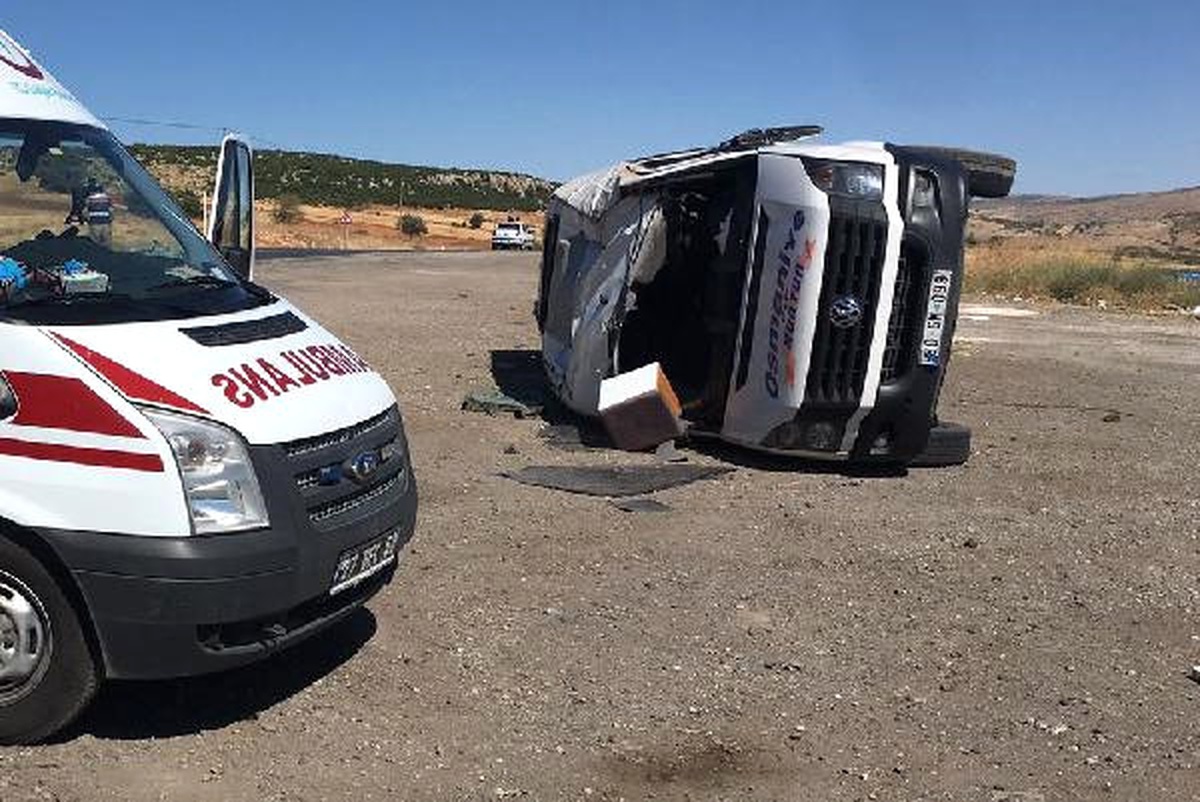 Otomobil, Yolcu Minibüsüne Çarptı: 8 Yaralı