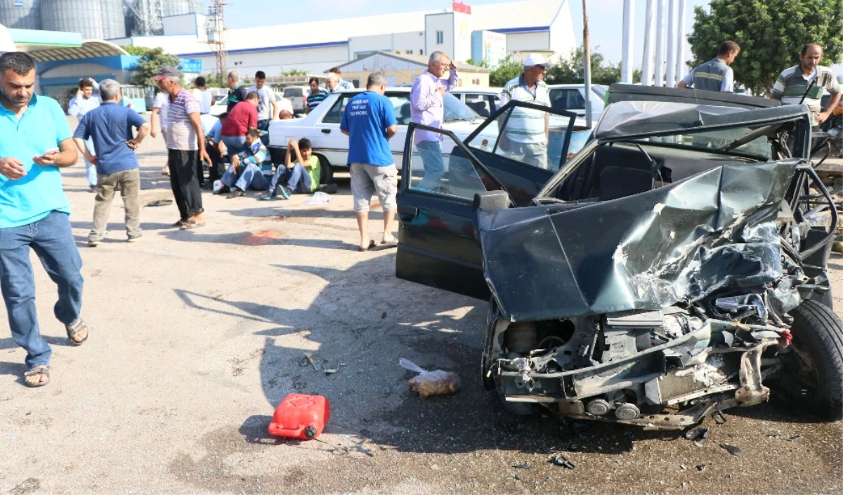 Otomobiller Kafa Kafaya Çarpıştı: 2\'si Çocuk 10 Yaralı