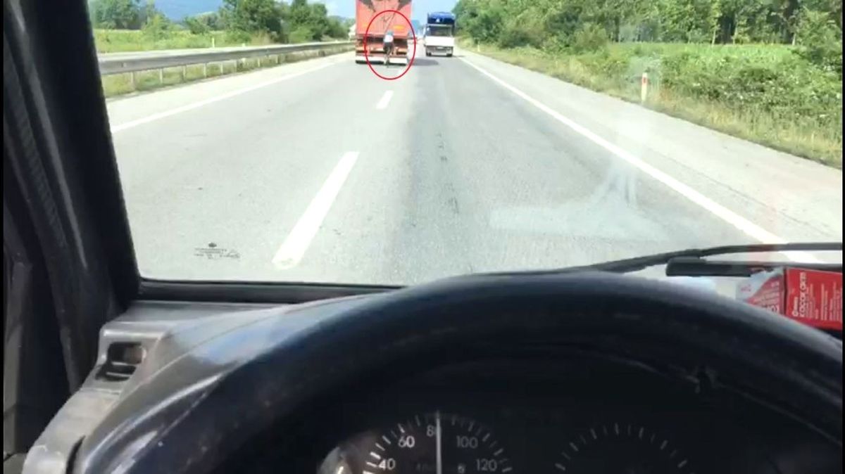 D-100 Karayolunda Bisiklet ile Tehlikeli Yolculuk