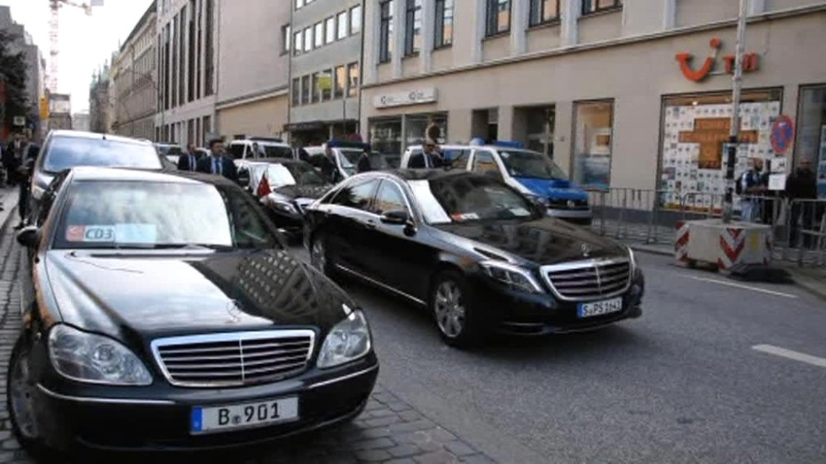 Erdoğan\'ın Konvoyu Hamburg\'da 10 Dakika Bekletildi